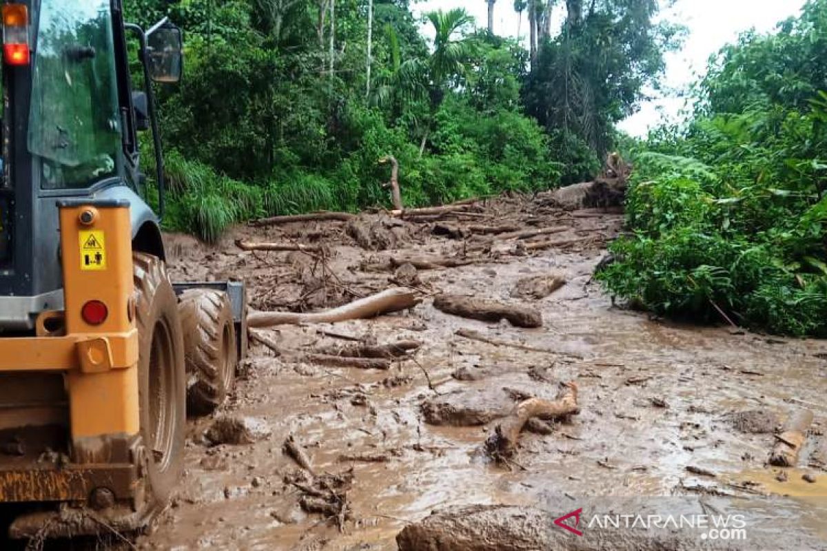 Longsor dan banjir landa Talamau, arus lalu lintas terputus