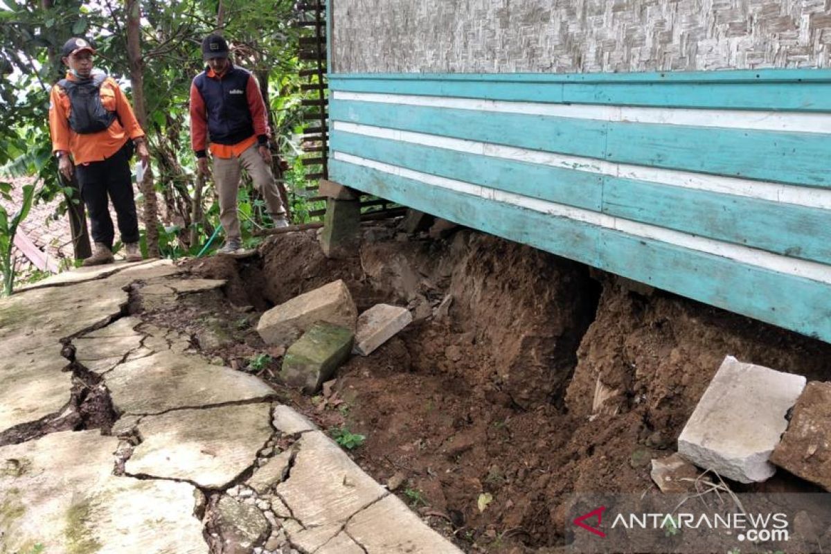 BPBD Cianjur lakukan pendataan terkait pergerakan tanah di Campaka