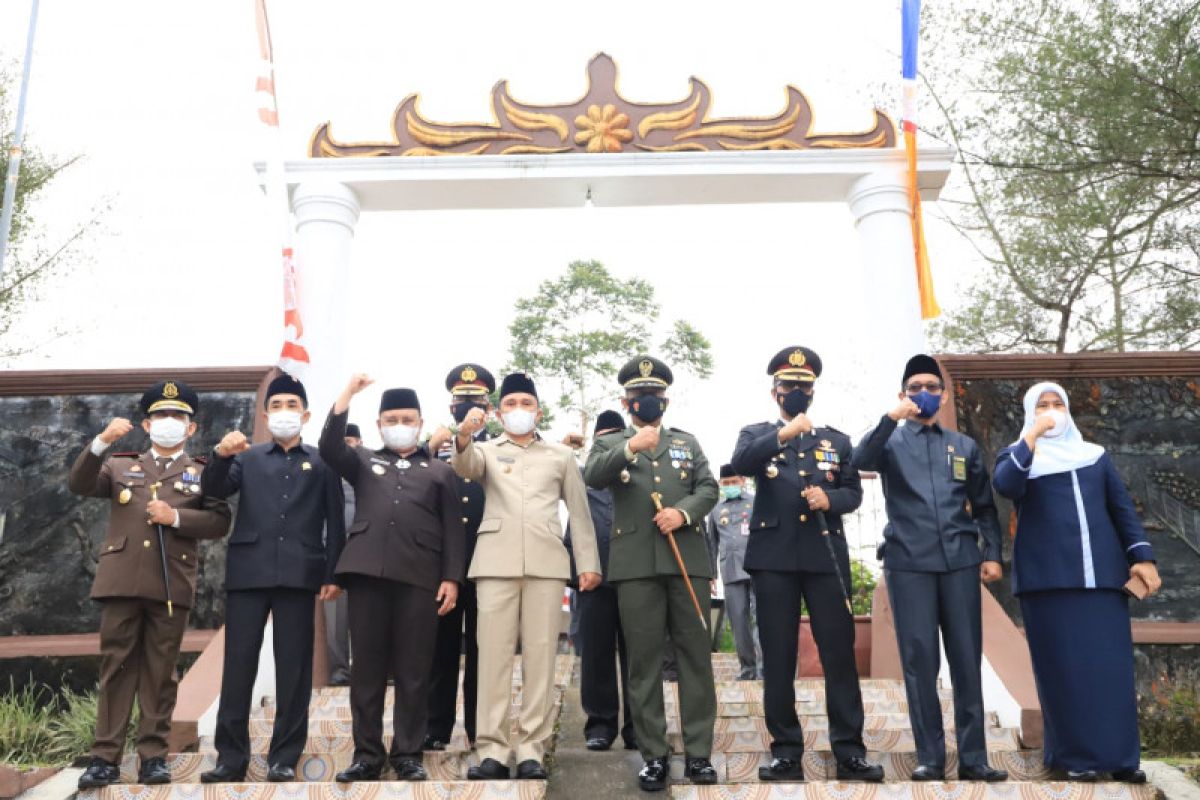 Bupati Lampung Barat pimpin upacara peringatan Hari Pahlawan