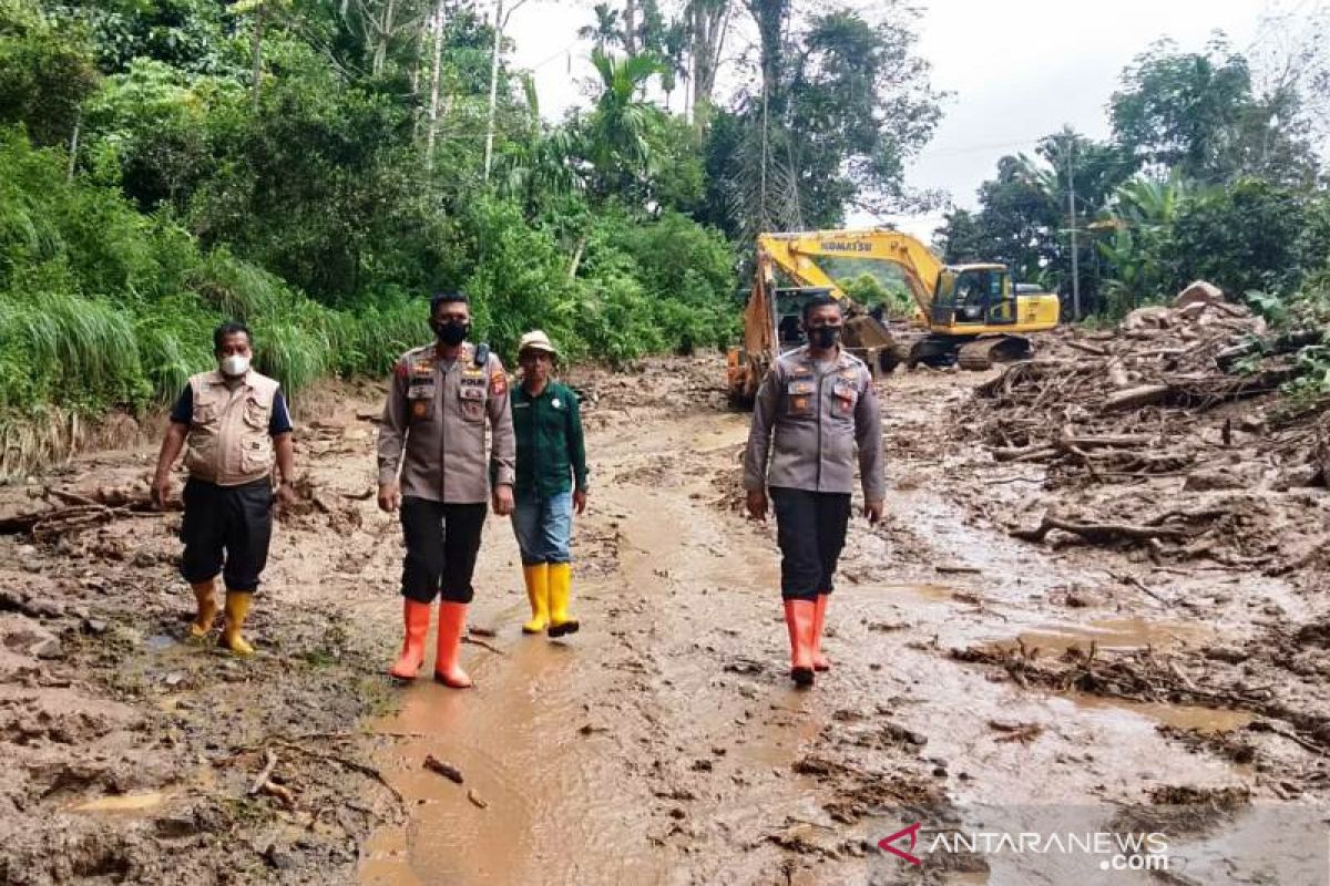 Akses jalan tertimbun longsor di Talamau sudah bisa dilalui kendaraan