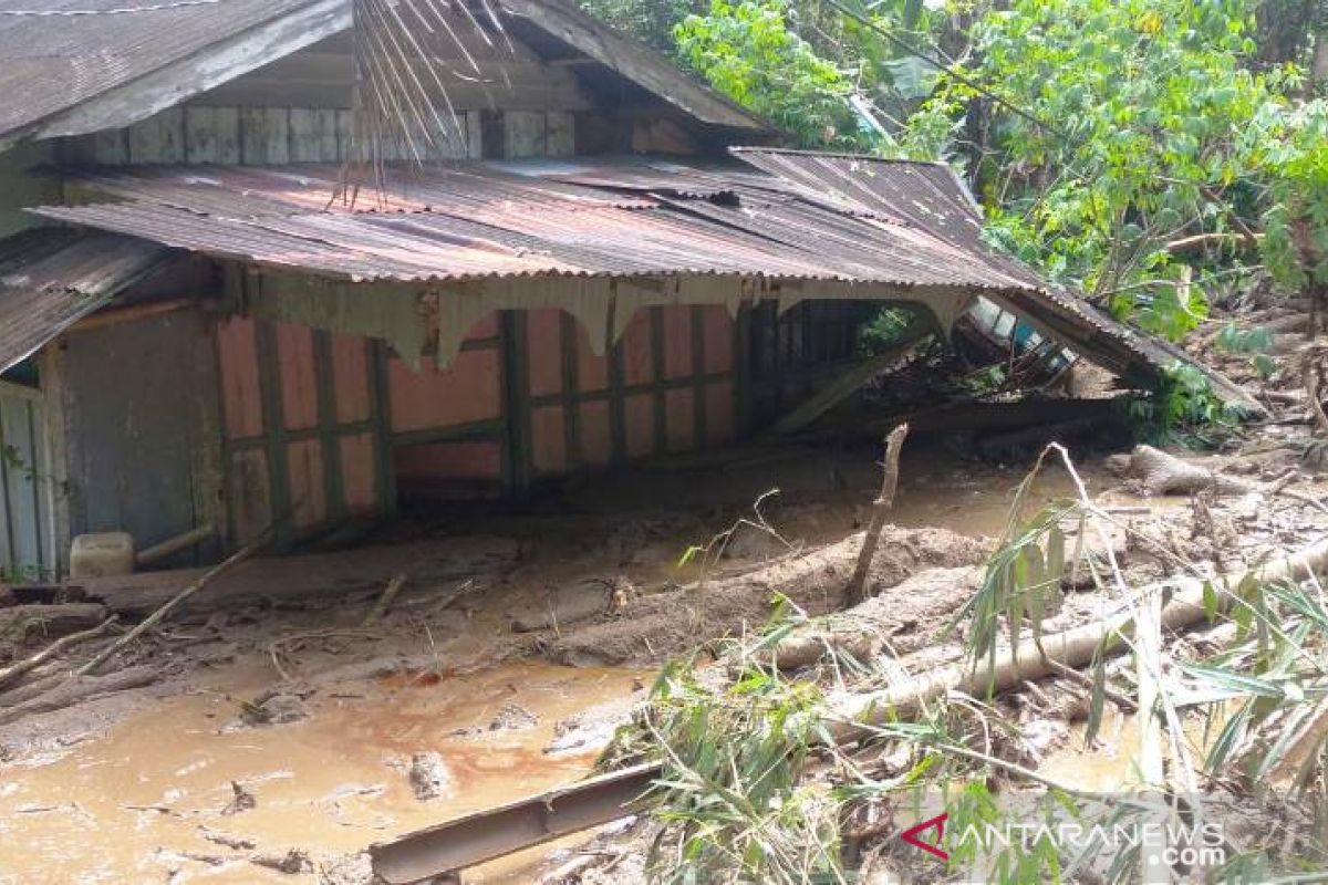 Satu rumah warga di Paroman Talamau dihantam longsor