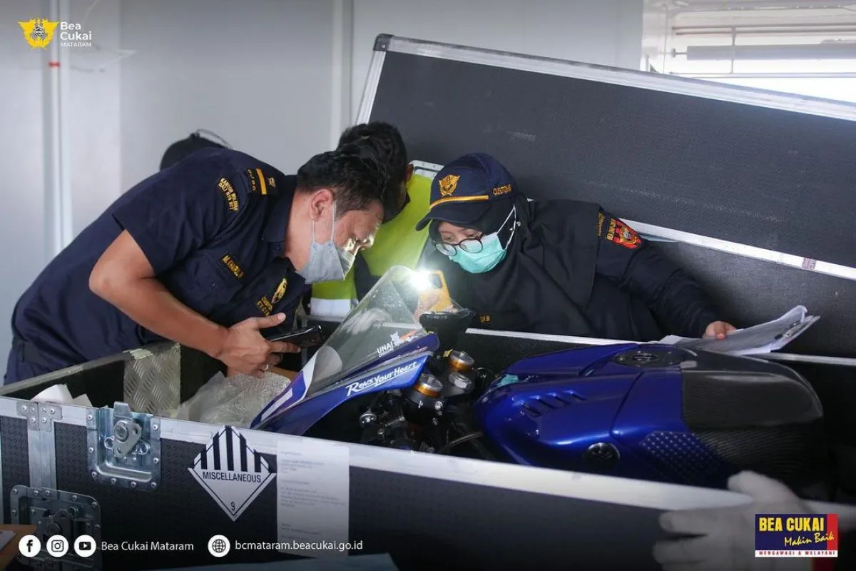 Bea Cukai Mataram memeriksa kargo WSBK sesuai prosedur kepabeanan