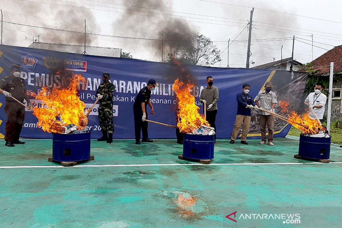 Bea Cukai Purwokerto musnahkan ratusan ribu batang rokok ilegal