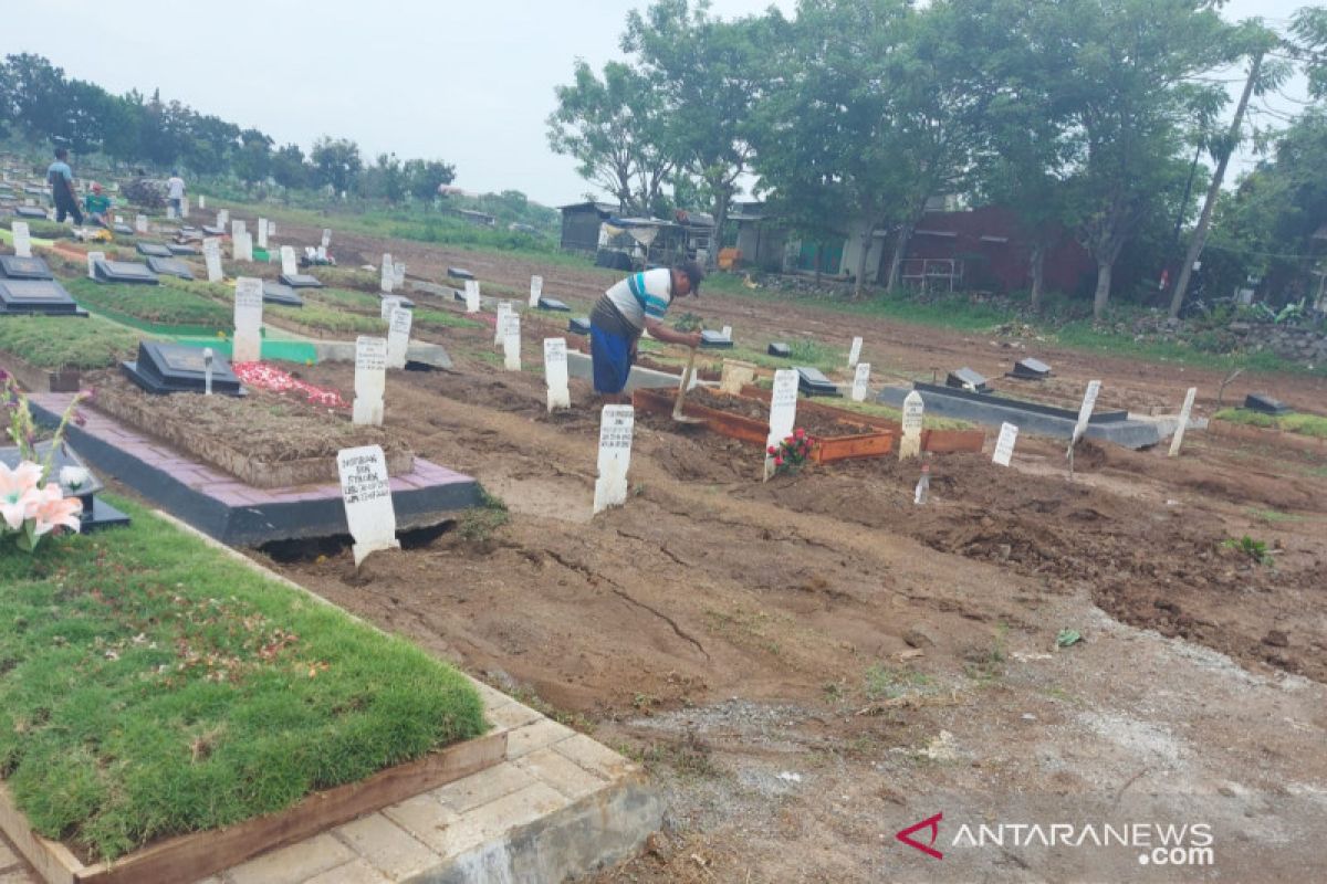 Puluhan makam korban COVID-19 di TPU Mangunjaya Bekasi amblas