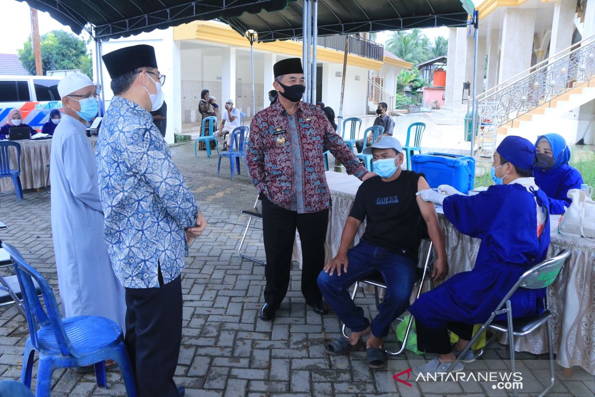 14 titik vaksinasi sehari di Kabupaten HSS