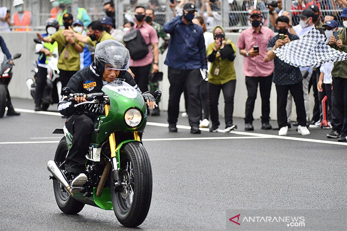 Presiden jajal Sirkuit Mandalika dengan motor balap modifikasi