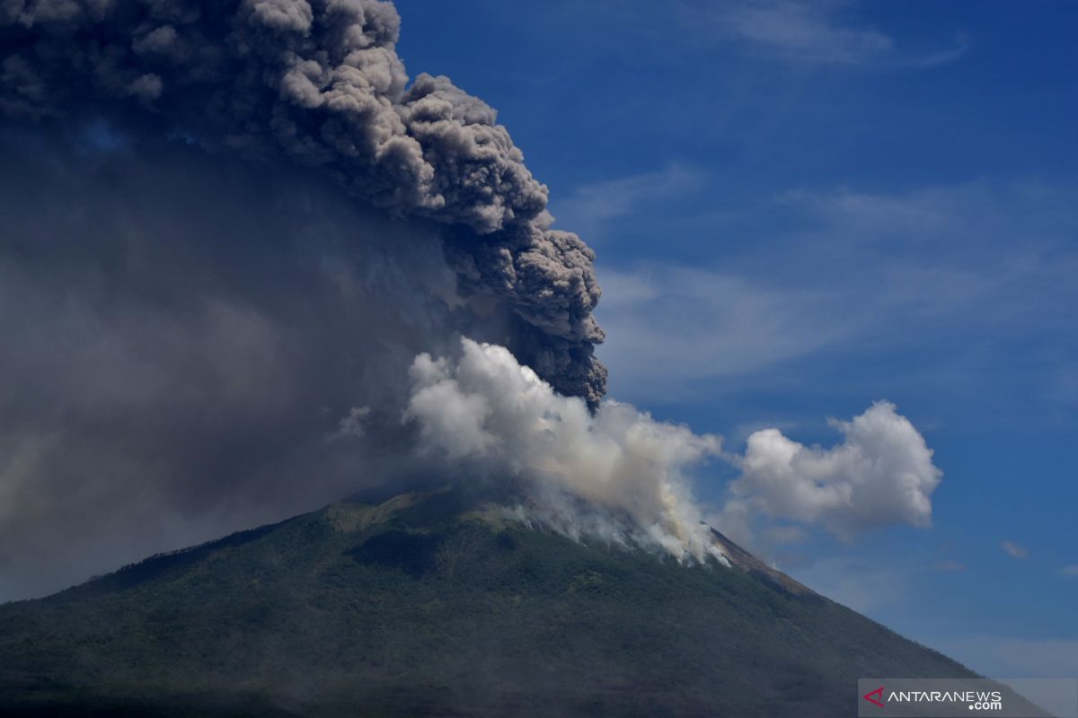 Gunung Ili Lewotolok di Lembata NTT erupsi