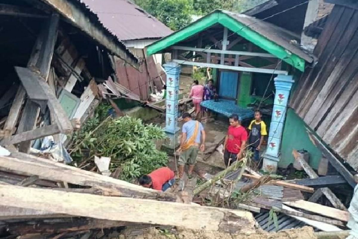 Puluhan rumah di Sibolangit Deliserdang tertimpa longsor, seorang warga meninggal