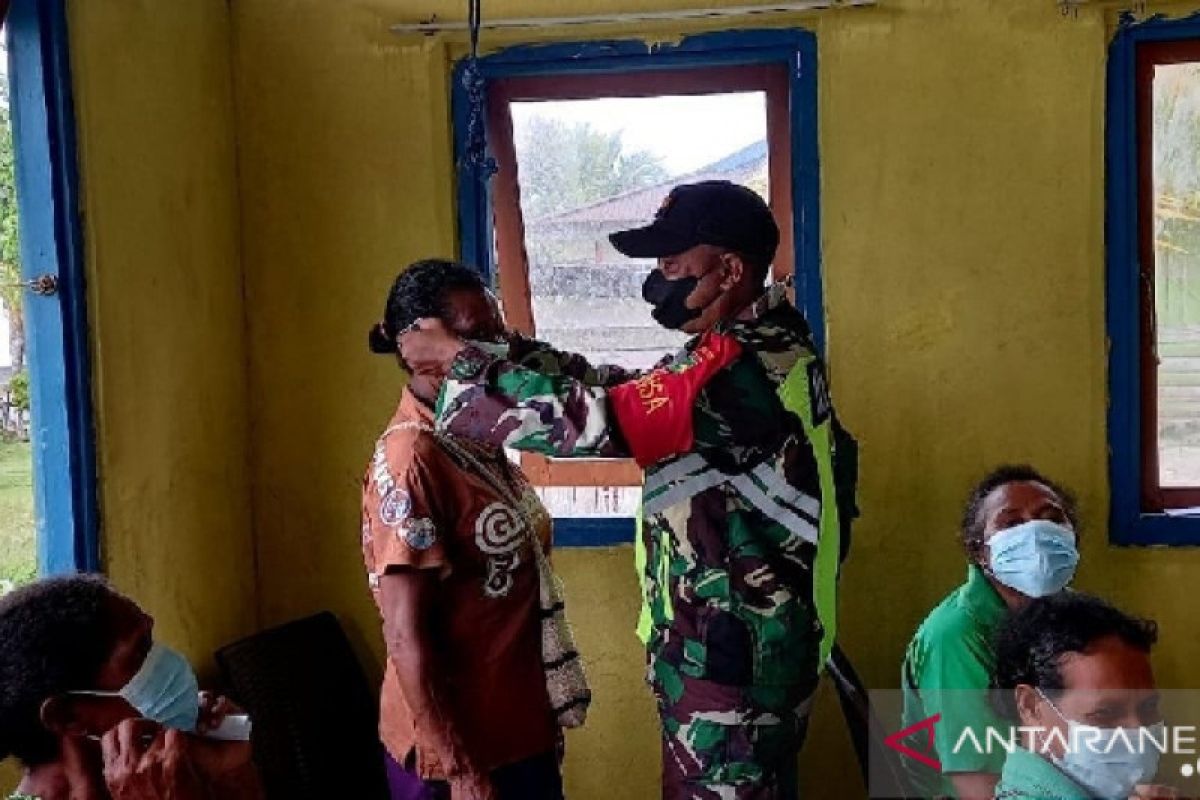 TNI bagikan masker cegah COVID-19 di Kampung Anemi Biak Papua