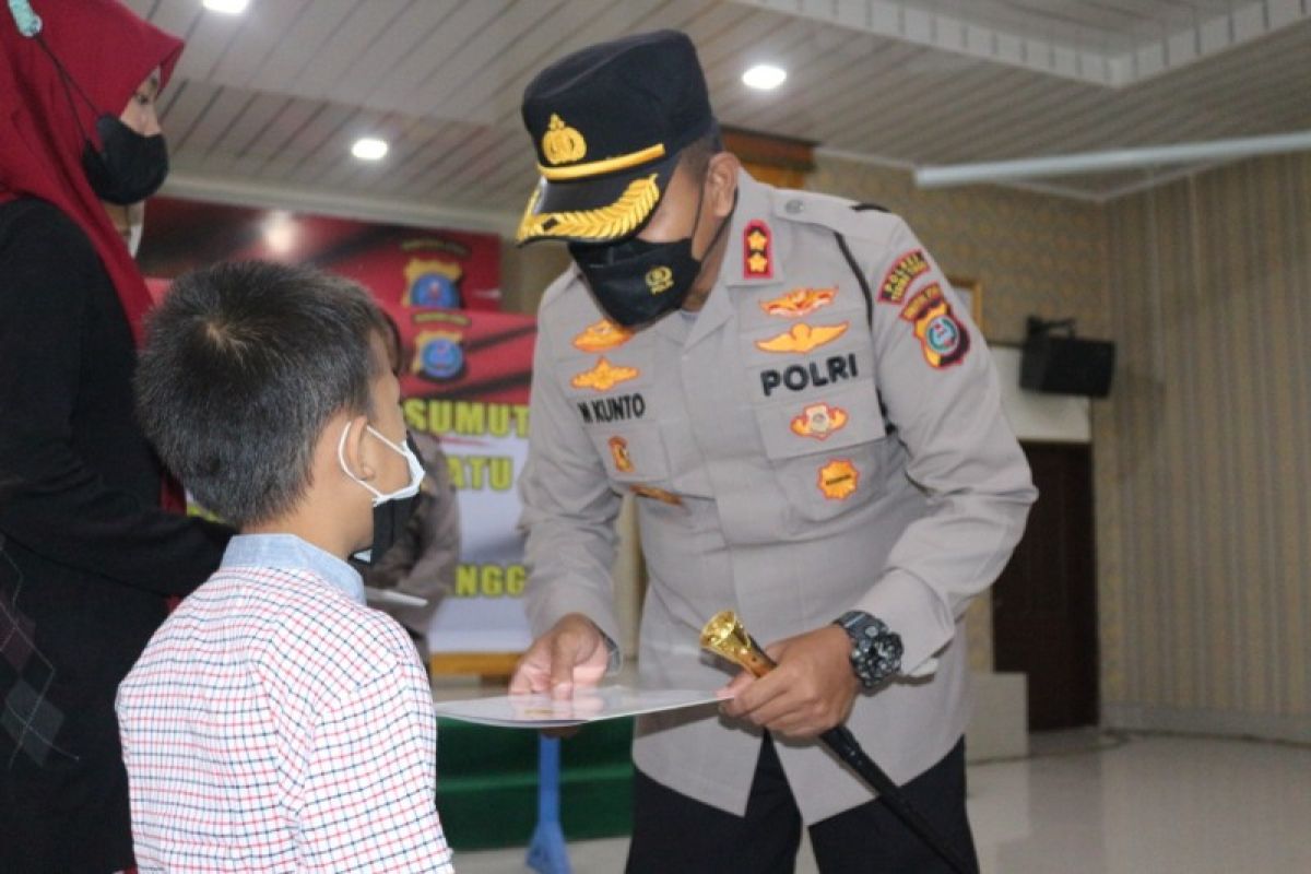 Kapolres Tebing Tinggi serahkan bansos dari Kapolda Sumut