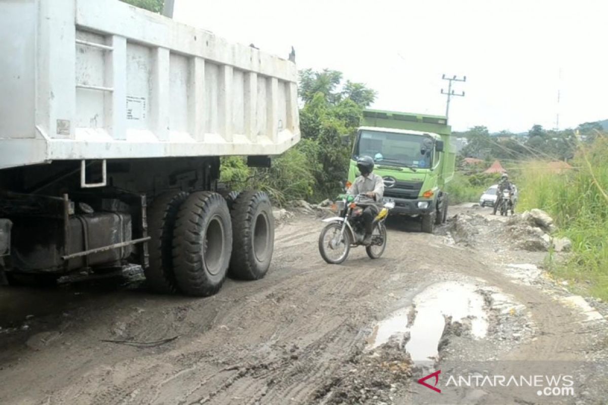 Jalan penghubung Baturaja-Prabumulih mengalami rusak parah