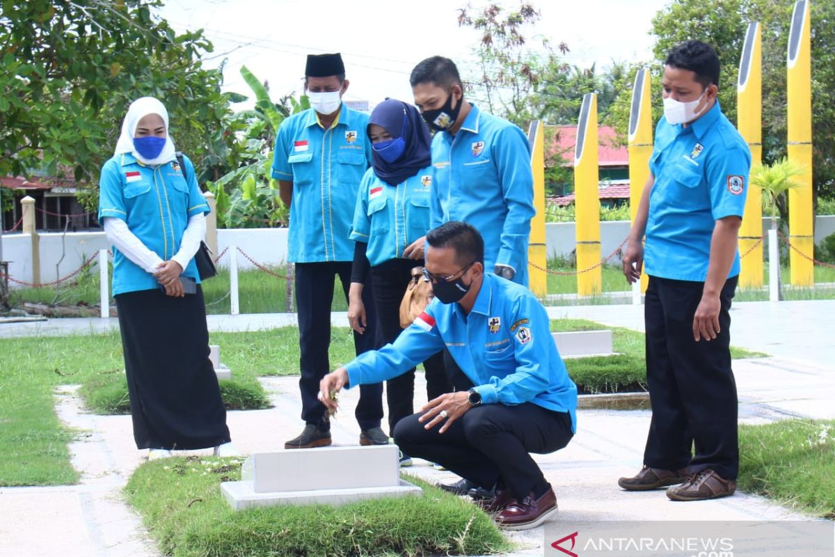 Moment Hari Pahlawan KNPI Batola-KNPI Kalsel ziarah dan bagikan tali asih