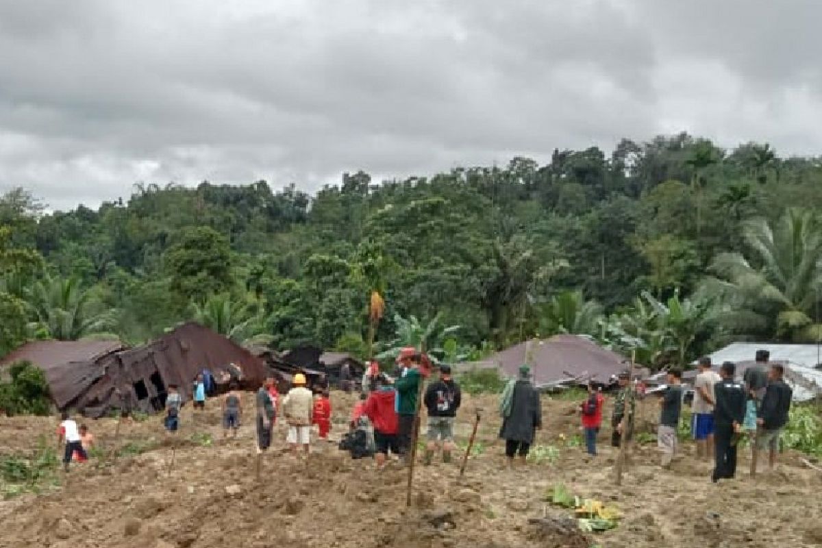 Belasan kepala keluarga mengungsi akibat rumah rusak tertimbun longsor di Sibolangit Deliserdang