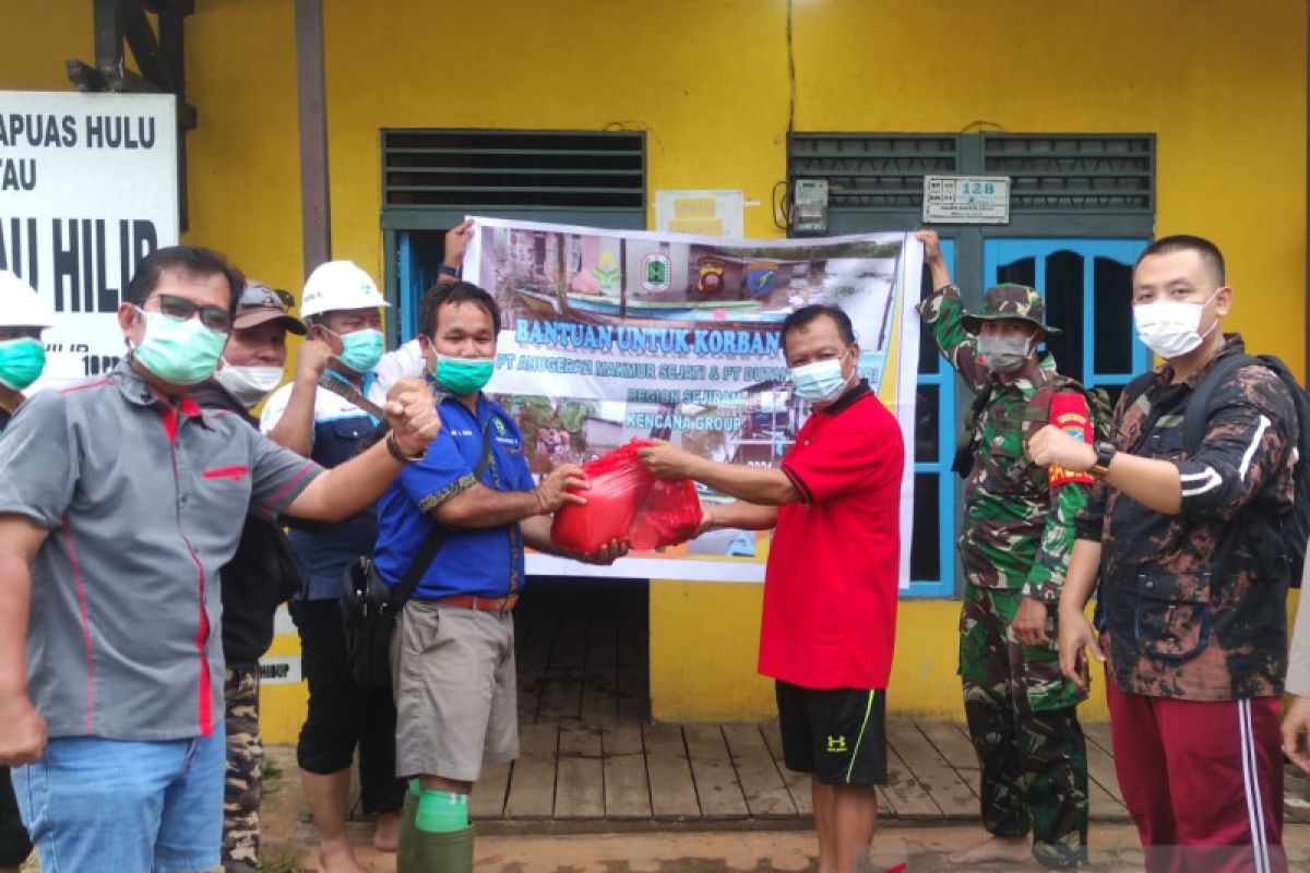 Kencana Group bantu paket sembako korban banjir Kapuas Hulu