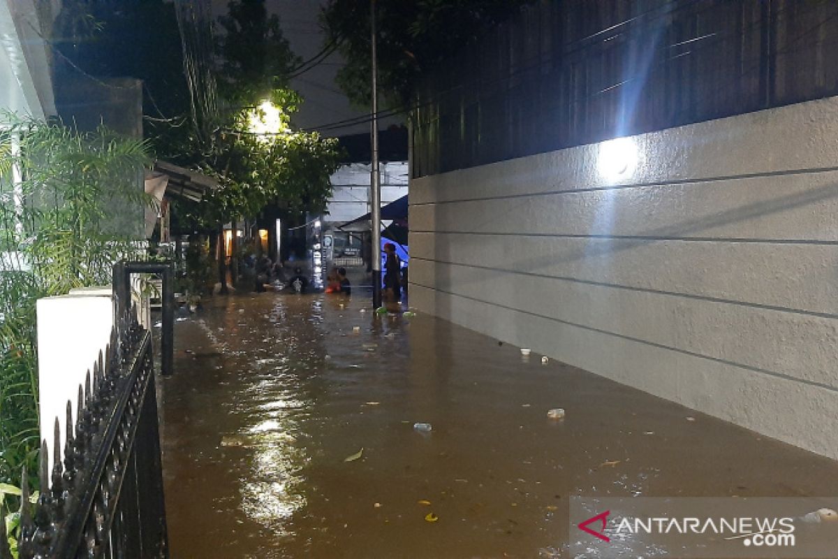 Banjir genangi kawasan Pela Mampang setinggi satu meter