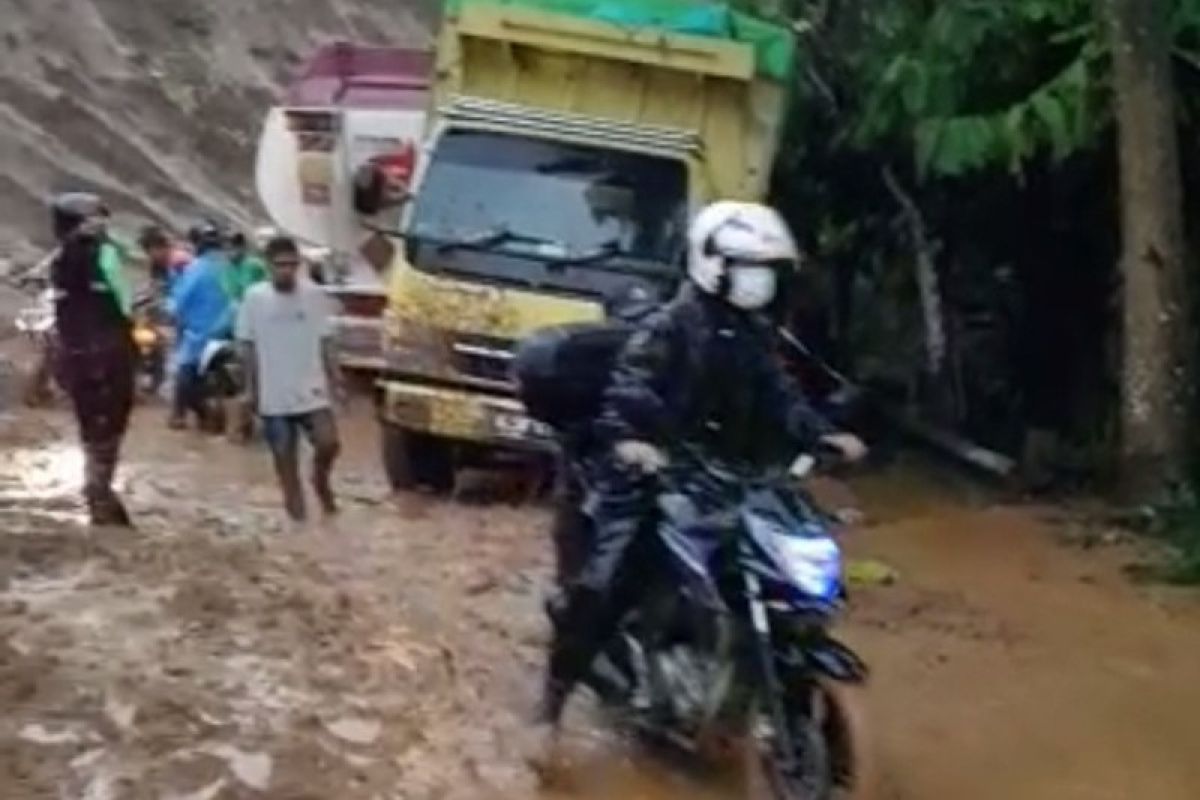 Longsor sebabkan kemacetan Trans Sulawesi Mamuju - Majene