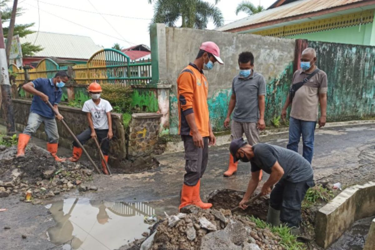PT NPK bergotong royong antisipasi banjir di Kelurahan Tualang
