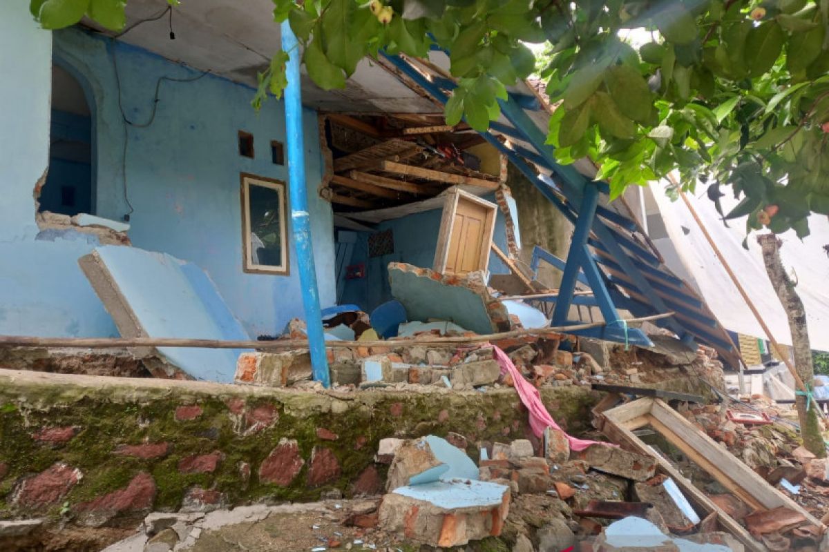Bencana pergerakan tanah di Cisolok Sukabumi sebabkan rumah retak dan ambruk