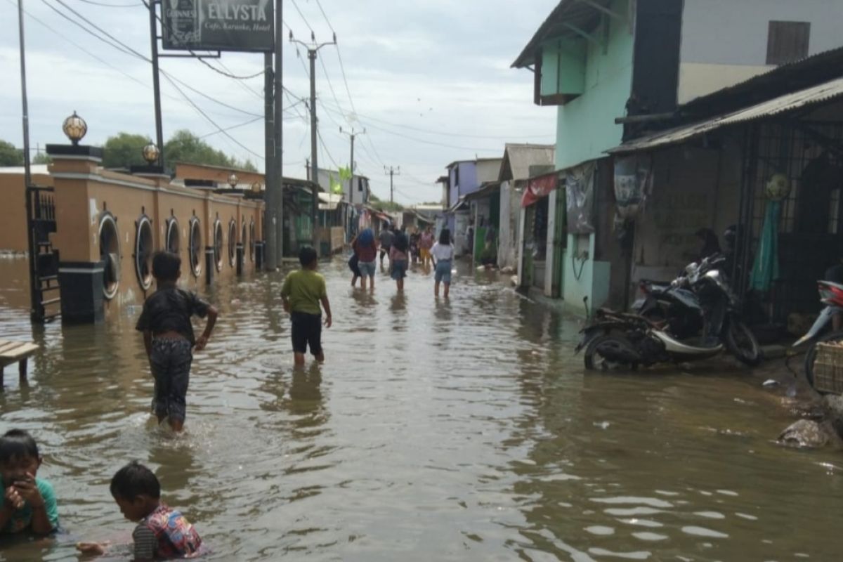 Genangan rob di Kabupaten Tangerang mulai surut