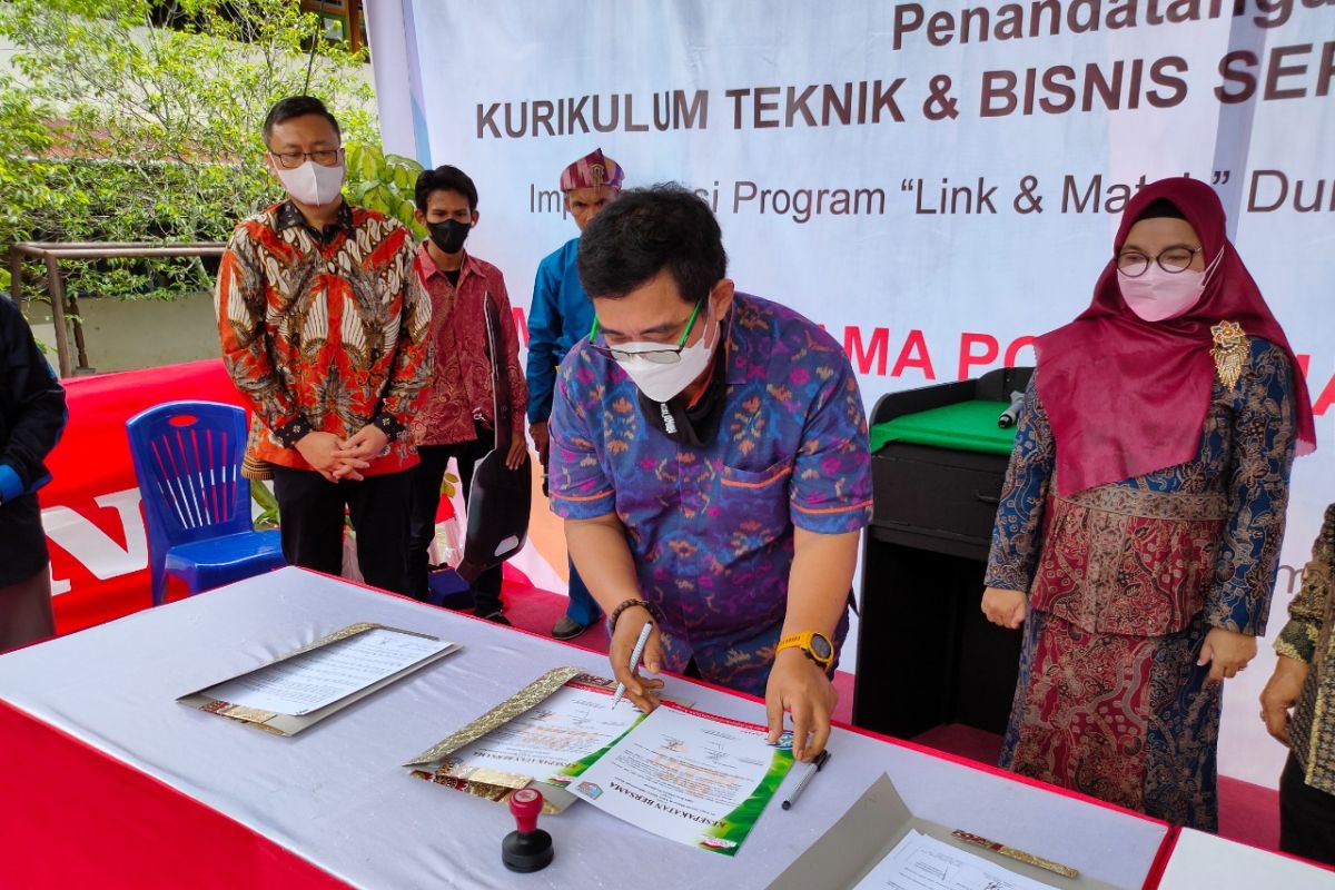 Astra Motor Kalbar tanda tangani MoU dengan SMK Bina Utama Pontianak