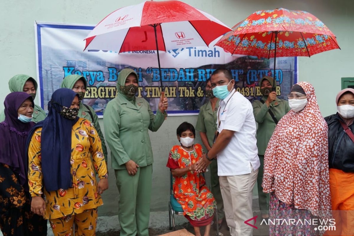 Peringati Hari Pahlawan, PT Timah dan TNI Serahkan Rumah Layak Huni untuk Aminah