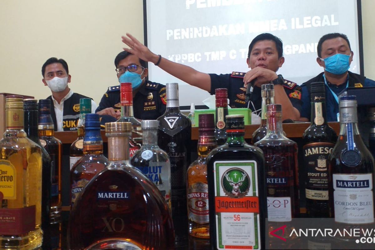 Bea Cukai mengamankan ribuan botol minuman keras ilegal asal Singapura
