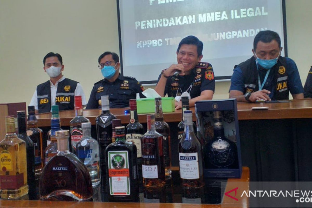 Bea Cukai amankan ribuan botol minuman keras ilegal asal Singapura
