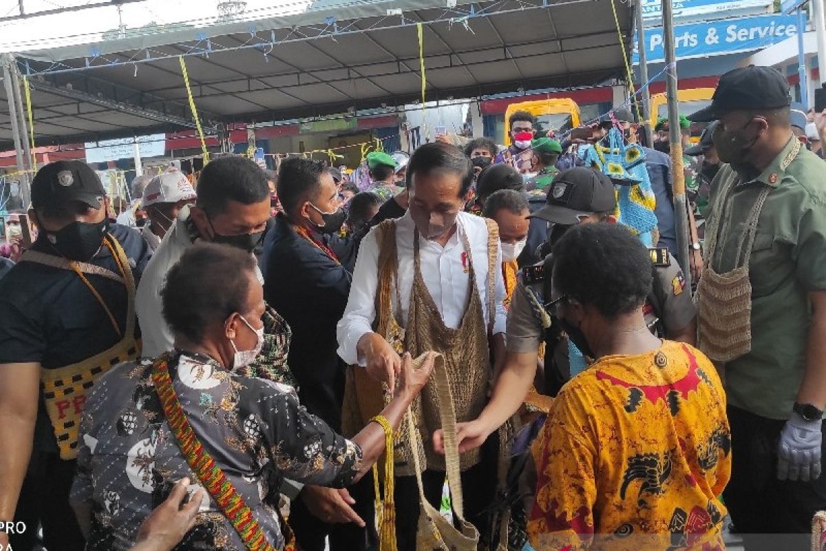 Presiden Joko Widodo borong noken di Jayapura