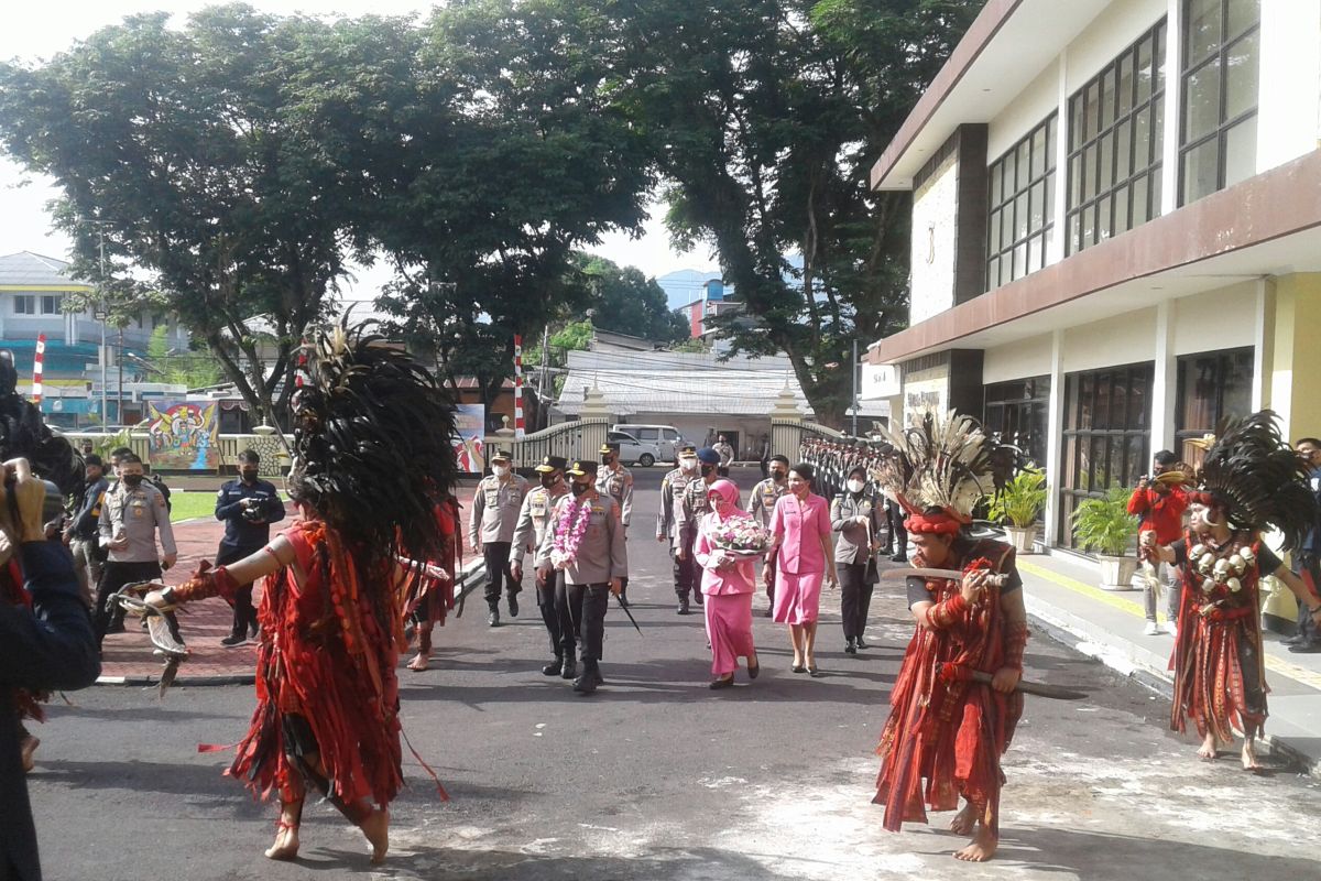 Tari Kabasaran Minahasa sambut kedatangan Kapolda Sulut Irjen Pol Mulyatno