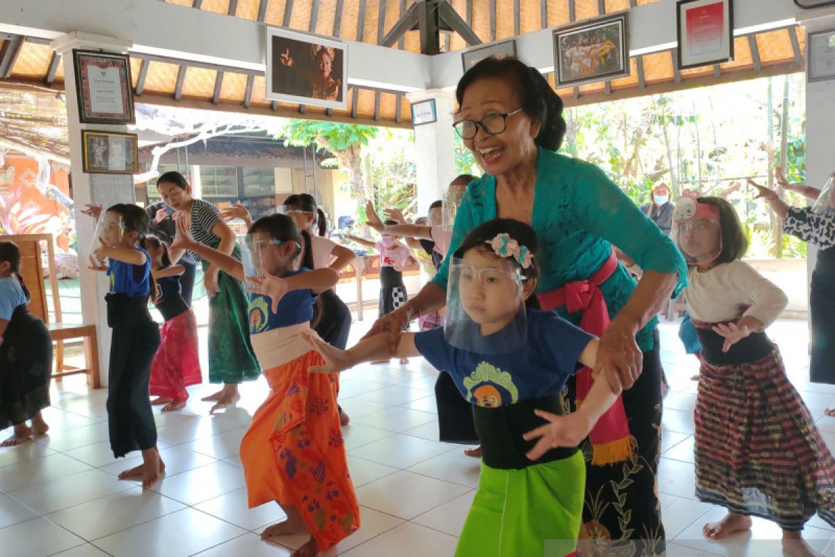 Ni Ketut Arini maestro tari yang tak kenal lelah mengajar menari