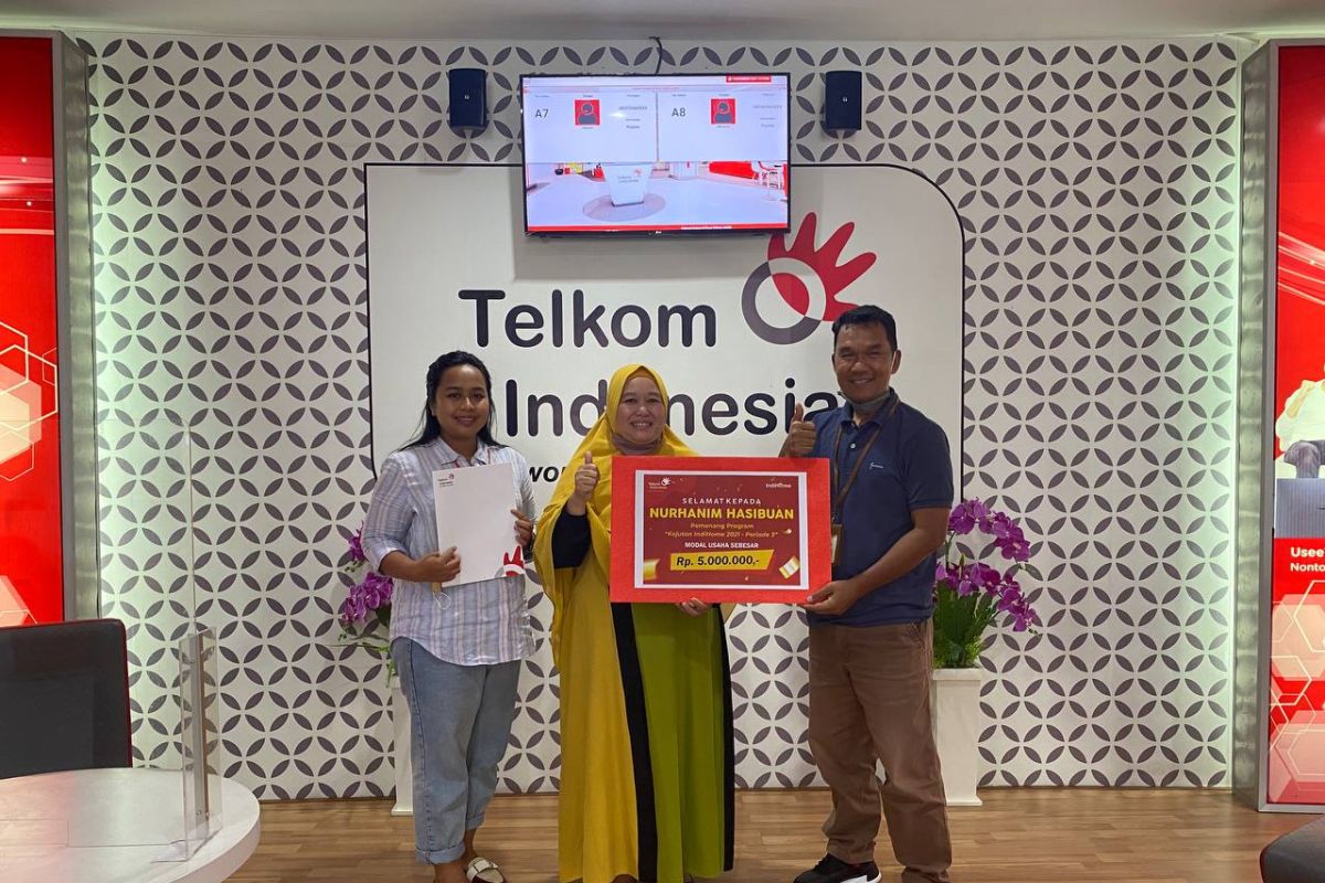 Telkom Witel Jambi serahkan hadiah pemenang program kejutan IndiHome periode 3