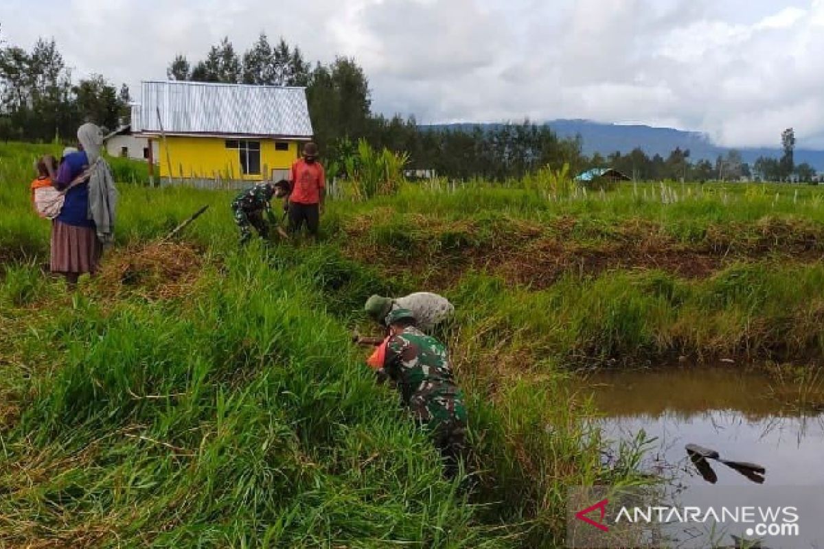 Babinsa TNI bantu warga Deiyai Papua buat kolam ikan