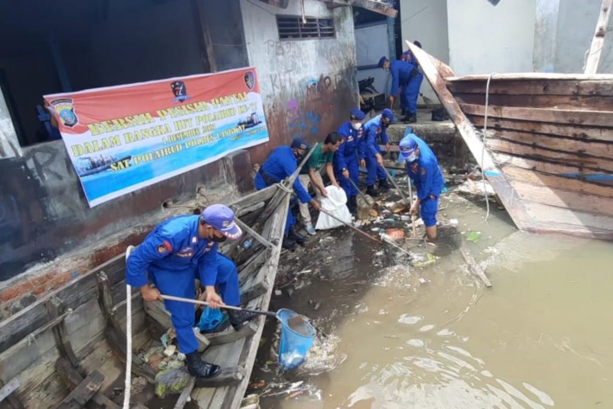 Satpol Airud Polres Langkat bersih-bersih pesisir pantai