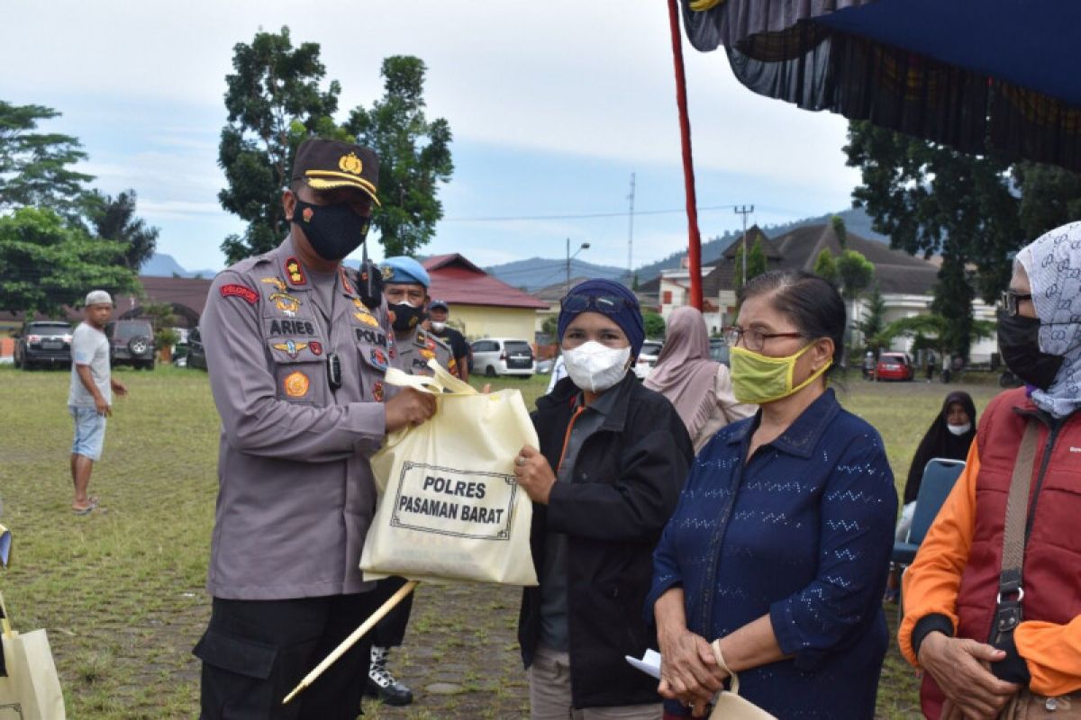 Kapolres Pasaman Barat bagikan  sembako ke peserta vaksin