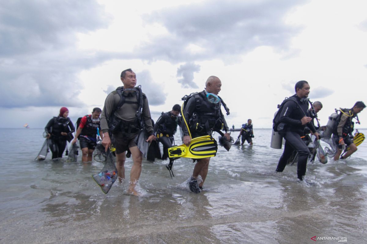 Atlet selam gelar aksi pungut sampah plastik di pantai Pasir Putih Situbondo