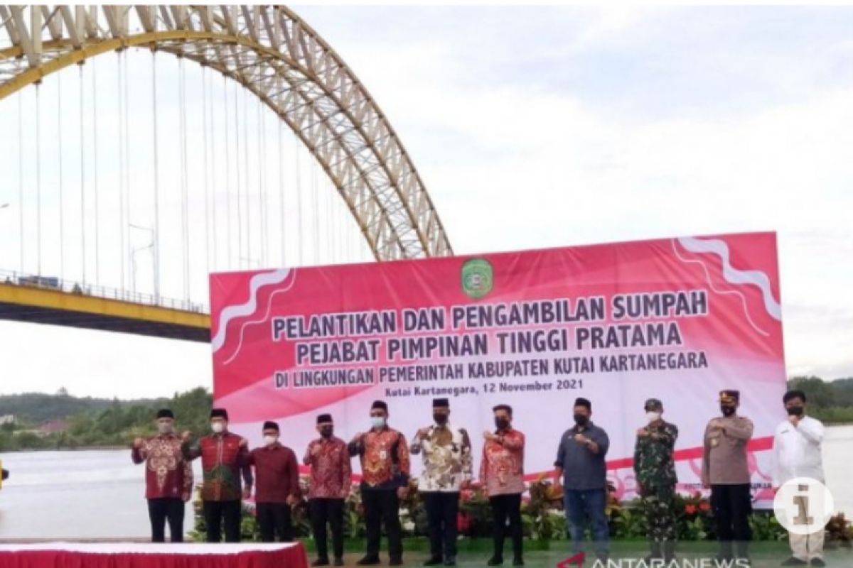 Bupati Kukar lantik pejabat  di bawah Jembatan Tenggarong