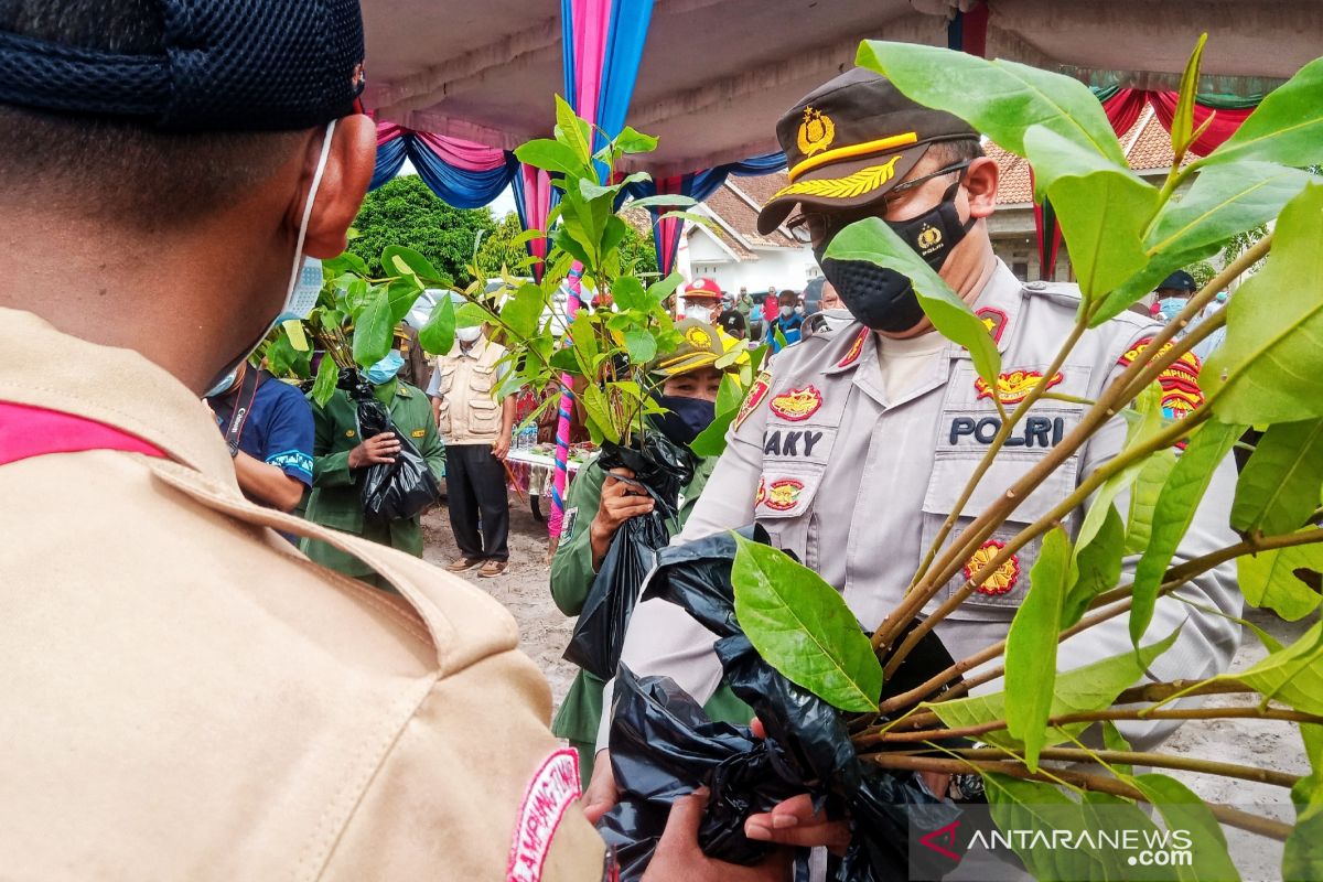 Polsek Pasir Sakti tanam 10 ribu pohon di areal bekas tambang pasir