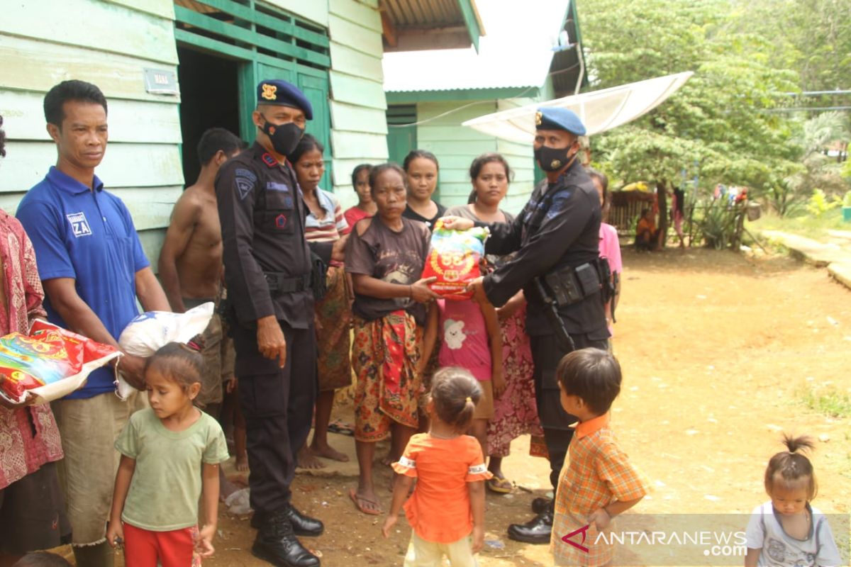 Brimob Jambi berikan bantuan sembako kepada warga Suku Anak Dalam