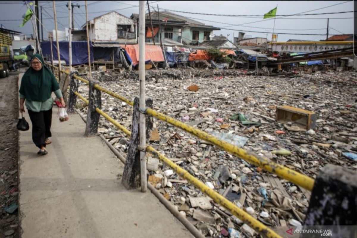 Warga keluhkan tumpukan sampah di kali Prancis  Tangerang