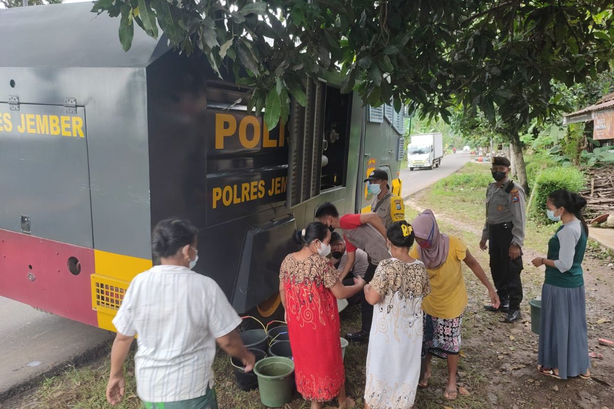 Water canon Polres Jember distribusikan air bersih untuk  korban banjir