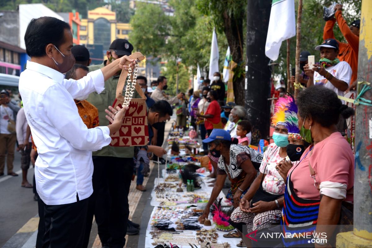 Jokowi singgah berbelanja di Pasar Noken Taman Imbi Jayapura