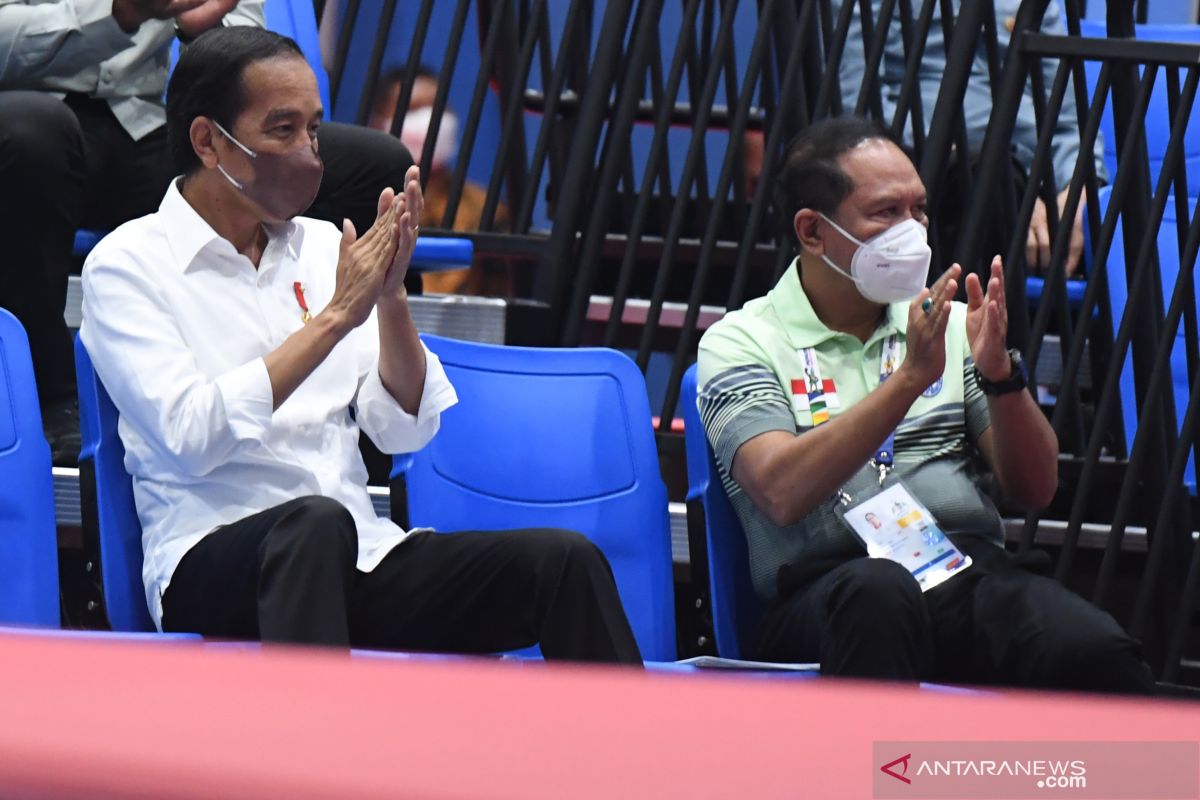 Presiden Jokowi saksikan final bulu tangkis sebelum tutup Peparnas XVI Papua