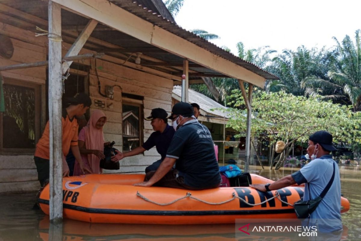 Petugas pantau banjir di Kabupaten Indragiri Hulu