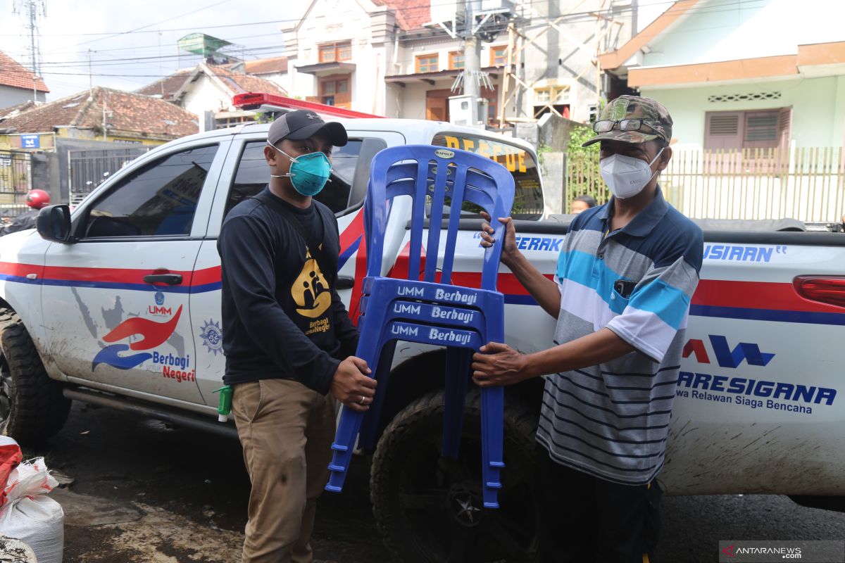 UMM donasikan bahan bangunan untuk korban banjir di Kota Malang
