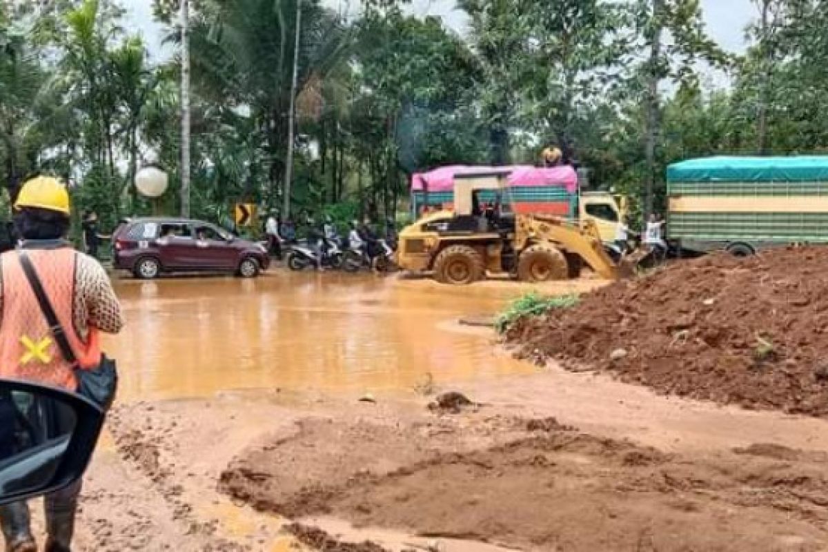 TNI bersihkan material longsor di trans-Sulawesi ruas Mamuju-Majene