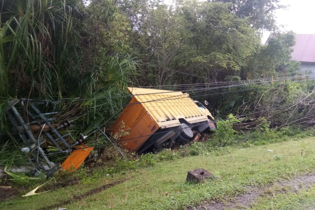 Truk Hantam tiang listrik, dua kecamatan di Aceh Jaya alami pemadaman