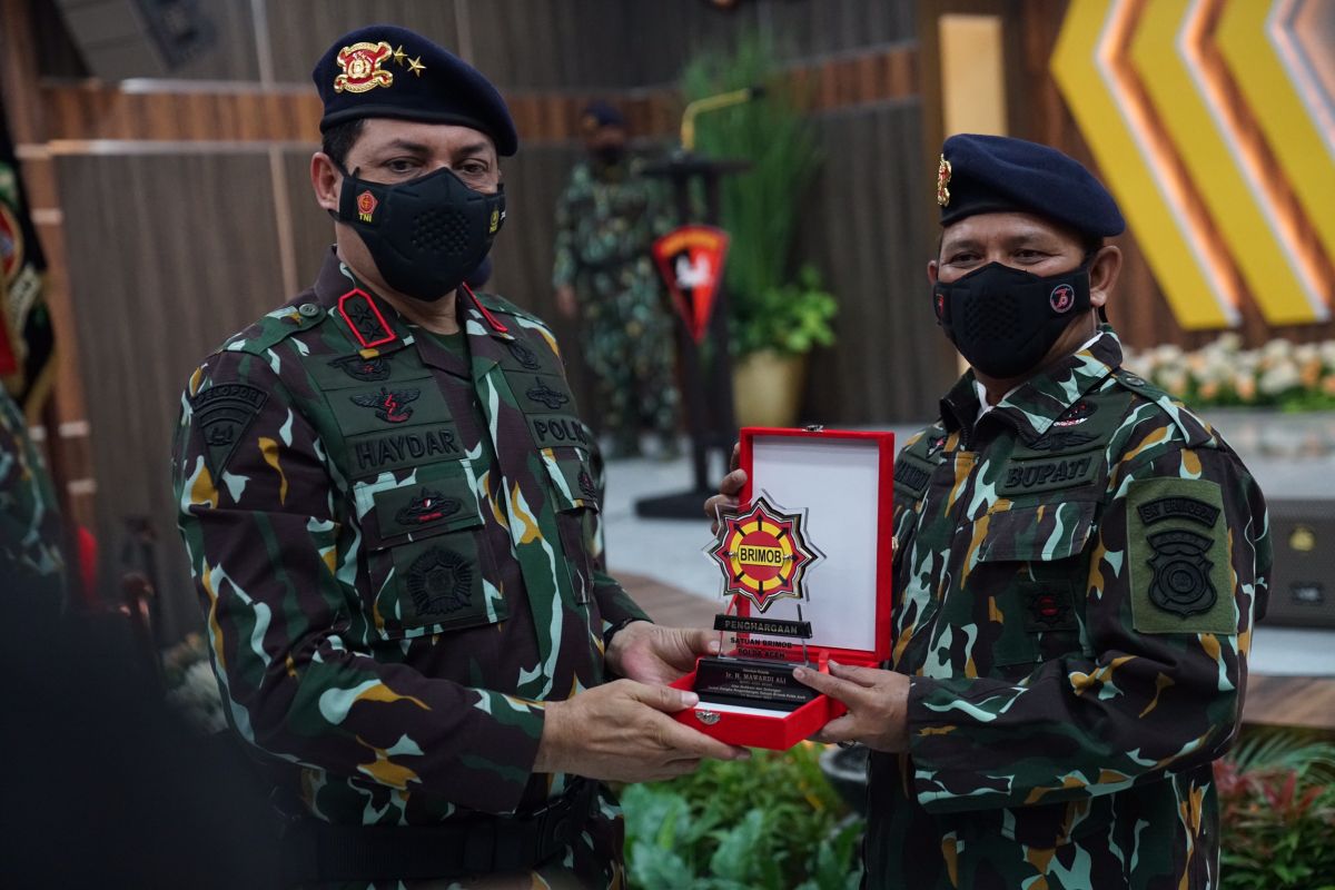 Bupati Aceh Besar terima Penghargaan warga kehormatan Satuan Brimob Aceh