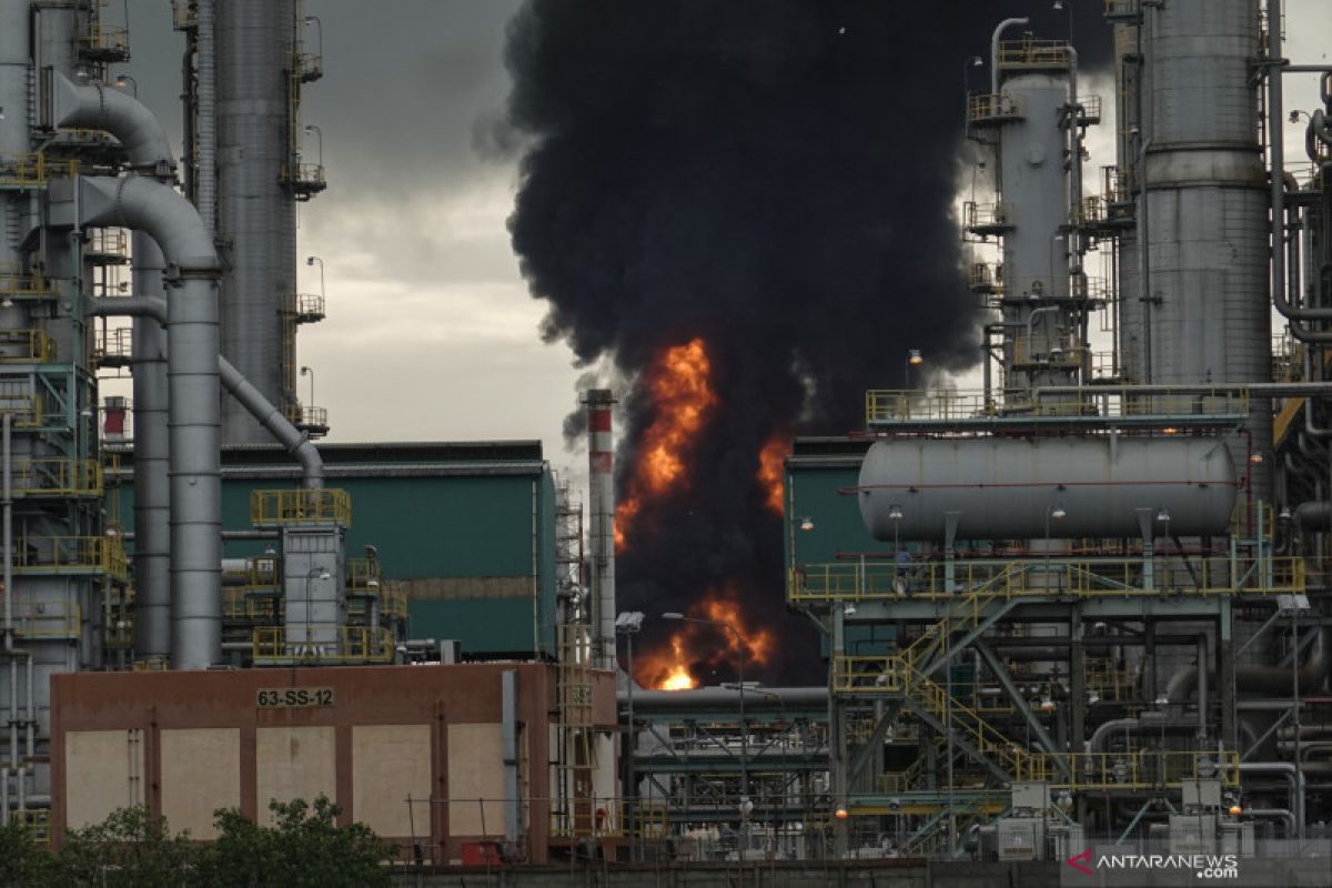 Police send forensic team to investigate fire at Pertamina's refinery