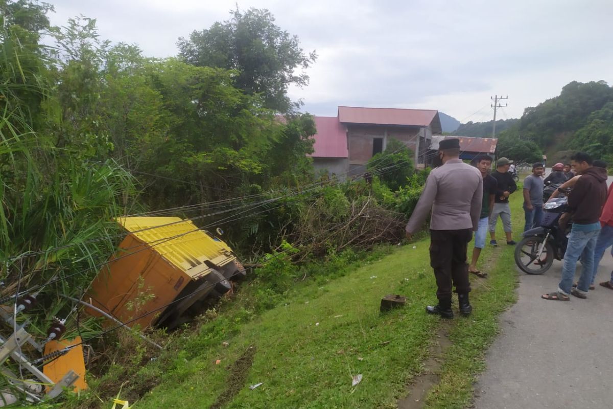 Empat tiang listrik tumbang dihantam Colt, begini kondisi sopir dan kernet