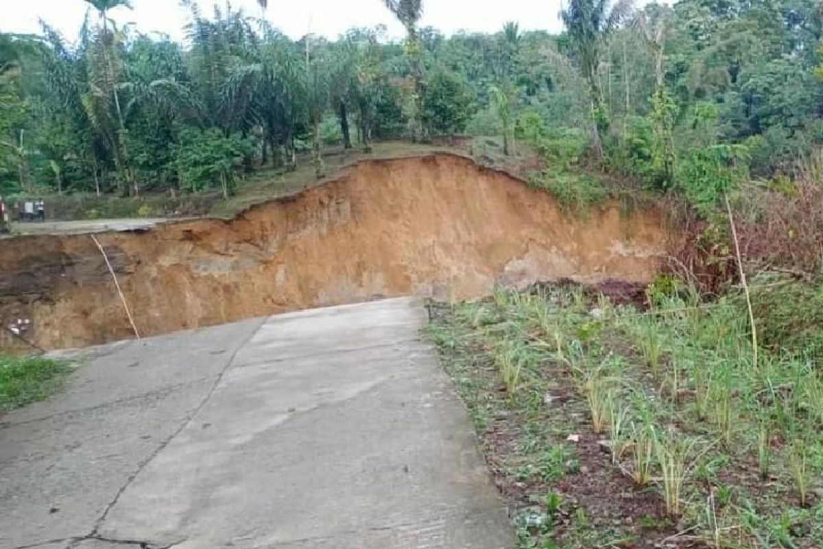 Jalan penghubung dua desa di Sibolangit Sumut terputus akibat longsor